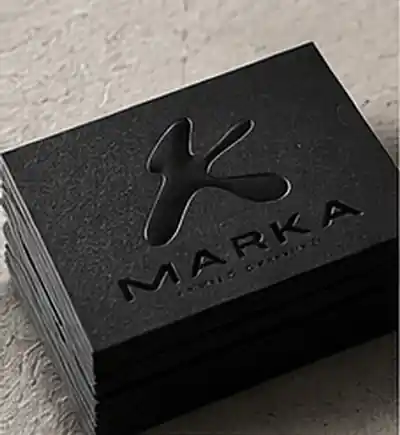 La K en relieve sobre papel negro